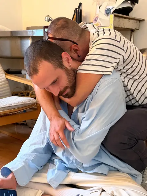 מאיר אשרף ונועם אימבר מתחבקים בסטודיו