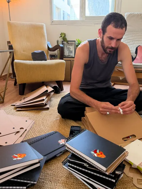 מכינים את המחברות למשתתפי הסדנה